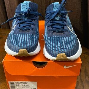 Nike Nike Interact Run Navy size 8.5 women’s